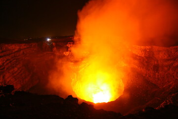 Au bord du cratère du volcan Masaya au Nicaragua