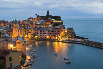Naklejka premium Cinque Terre Vernazza in Italien an der Küste am Meer