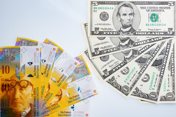 Banknoty we frankach szwajcarskich (CHF) i dolarach amerykańskich (USD)