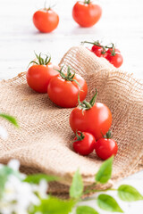 新鮮朝採り、房摘みトマト