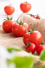 新鮮朝採り、房摘みトマト