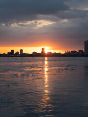 Atardecer de Guayaquil, frente al rio guayas, vista desde duran en Ecuador