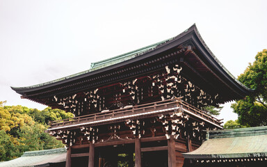 Obraz premium Traditional wooden building at Meiji Shrine in Yoyogi Park, Tokyo, Japan