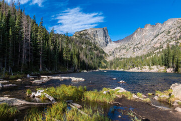 Fototapeta na wymiar dramatic mountain peaks and bodies of water in Rocky Mountain national Park in Colorado.