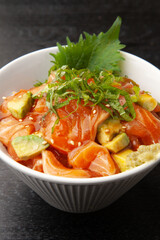 サーモンとアボカドの漬け丼