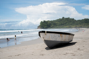 Obraz premium A boat in the sand on beach, Playa Samara, Costa Rica