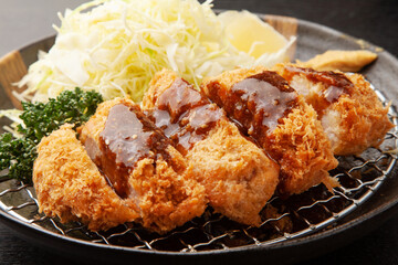 ソースをかけたトンカツ