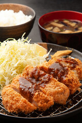 ソースをかけたトンカツ定食