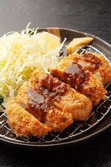 ソースをかけたトンカツ