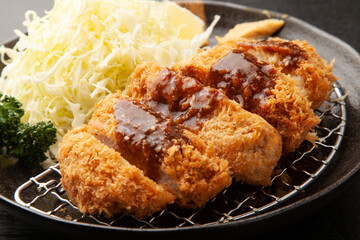 ソースをかけたトンカツ