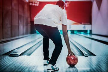 African American bowling at a hall - obrazy, fototapety, plakaty