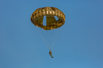 パラシュートで降下する陸上自衛隊（習志野／千葉）