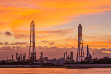 Obraz premium 河川沿いに広がる工業地帯の夕景