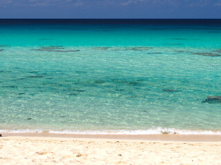 Obraz premium 青いグラデーションが美しい砂山ビーチの海（宮古島）