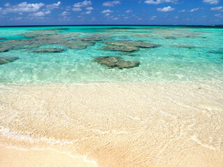 晴天の宮古島・砂山ビーチの波打ち際