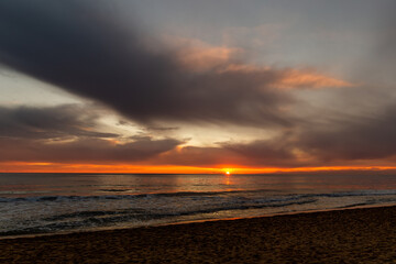 Obraz premium View of a sunset over a sea.