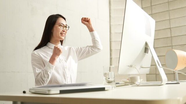 An Asian Businesswoman in the ofice