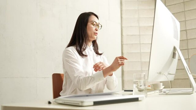 An Asian Businesswoman in the ofice