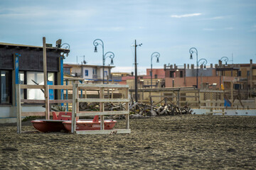 Station baln&eacute;aire hors-saison, par une journ&eacute;e d'hiver nuageuse en Italie