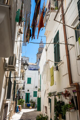 Fototapeta na wymiar narrow alley in the oldtown of Monopoli in Puglia