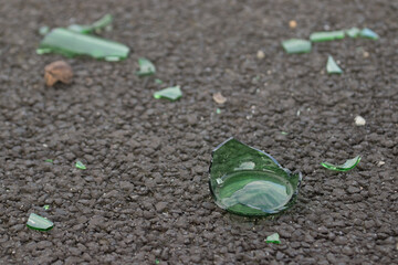 Broken glass on asphalt - obrazy, fototapety, plakaty