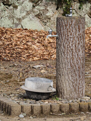 水飲み場に置かれた釜