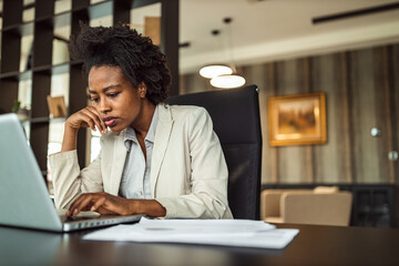 Obraz premium Using modern technology, working online.