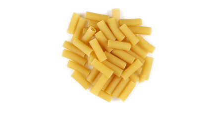 Pasta italiana rigatoni  su fondo bianco