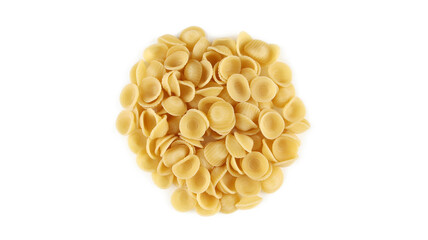 Pasta italiana orecchiette  su fondo bianco
