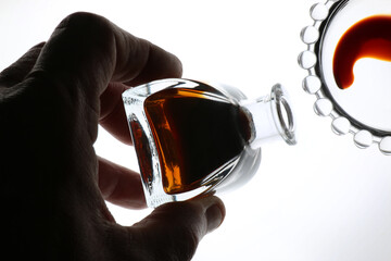 Aceto balsamico tradizionale tipico di Modena. Ripresa in controluce, su fondo bianco