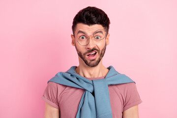 Photo unhappy upset shocked troubled man wear glasses negative news isolated pastel pink color background