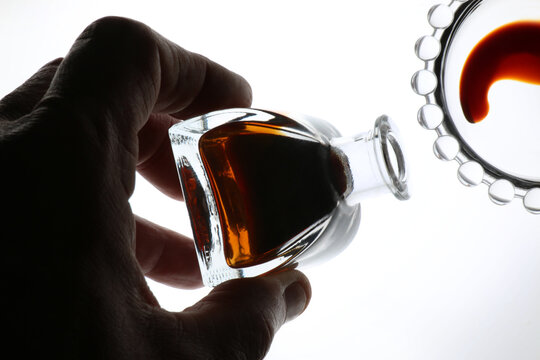 Aceto balsamico tradizionale tipico di Modena. Ripresa in controluce, su fondo bianco
