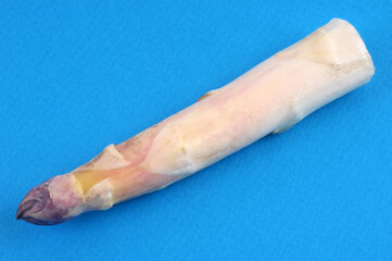 Asperge blanche en gros plan sur fond bleu