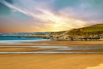 Plonevez-Porzay. Soleil levant sur la grande plage de Kervel à marée basse. Finistère. Bretagne	