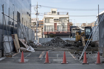 建設中の中規模な工事現場/街中のショベルカー