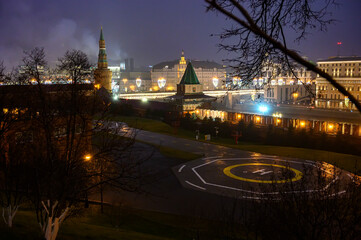 Obraz premium Kremlin wall with helicopter pad at night 