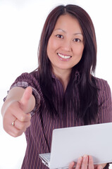 Junge attraktive asiatische Frau mit Laptop vor weißem Hintergrund