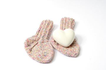 Ein paar Babysocken auf weißen Hintergrund