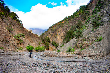 Senderista caminando por un barranco.