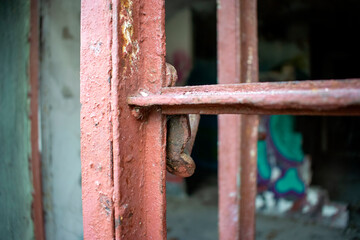 Stare okno z odpadającą farbą, w tle graffiti