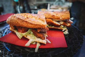 Sandwich de pollo , queso y verduras hecho en pan de baguette