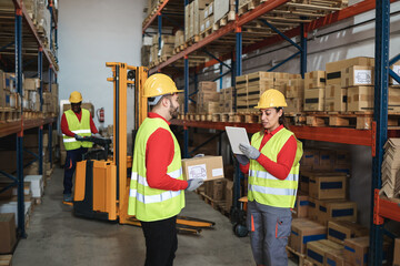 Multiracial workers talking inside warehouse store - Focus on woman face