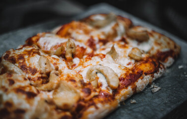 Pizza italiana de masa fina y quesos suizos