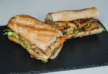 Sandwich de pollo , queso y verduras hecho en pan de baguette