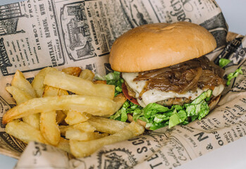 Hamburguesa con queso cheddar y cebolla caramelizada