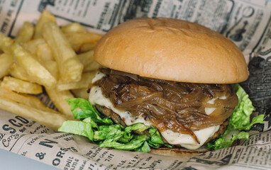 Hamburguesa con queso cheddar y cebolla caramelizada