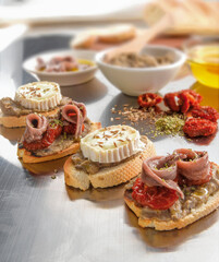 aperitivo de tapas y pinchos con anchoas y queso de cabra