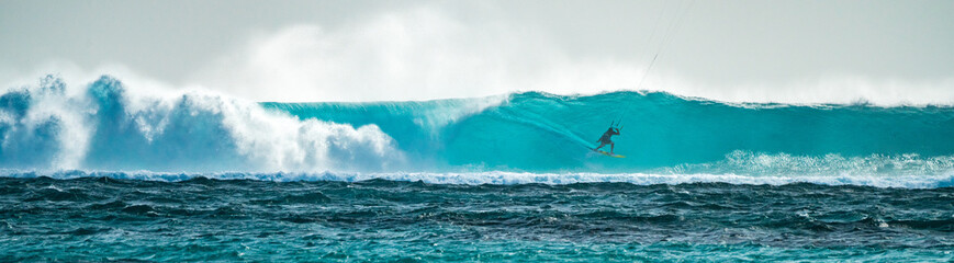 Kitesurfer auf riesiger OneEye-Welle vor Mauritius