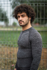 Chico joven atractivo con pelo afro realizando actividad fisica