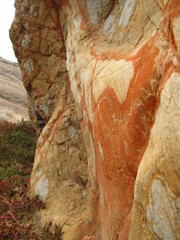 Powulkaniczne ślady na kamieniu w skałach na Maderze, Portugalia  - 419615810